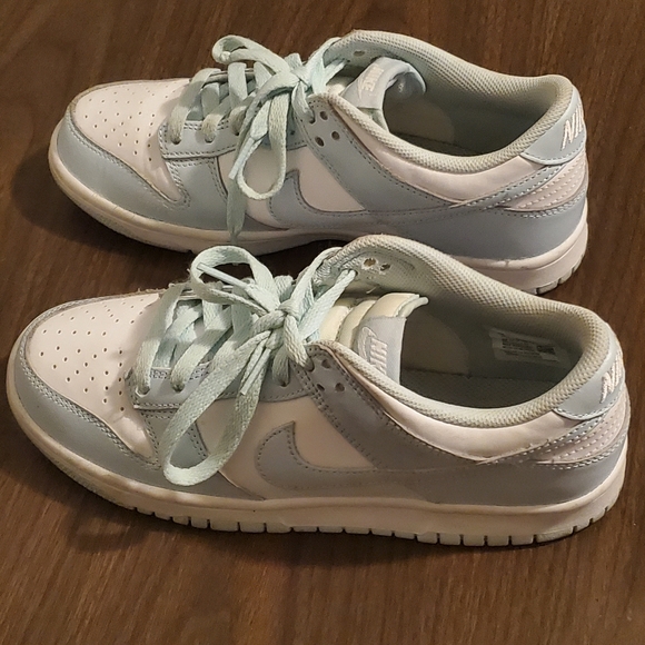 "Like New" Nike White and Glacier Blue low top Dunk low GS size 6Y and 8 womens - Picture 1 of 10